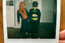 Tomás e Luís, os filhos gémeos de Inês Herédia, mascarados de Homem Aranha e Batman