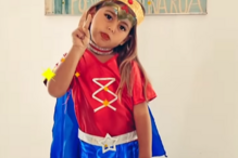Carolina, a terceira filha de Carolina Patrocínio, optou pelo disfarce de Mulher Maravilha