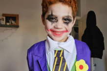 O filho de Ana Marta Ferreira, Vasco, com a máscara de Joker