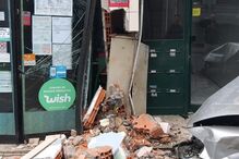 Carro destruiu a fachada de um café 