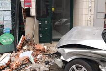 Carro destruiu a fachada de um café 