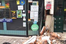 Carro destruiu a fachada de um café 