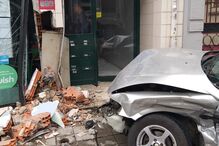 Carro destruiu a fachada de um café 