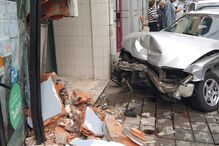 Carro destruiu a fachada de um café 