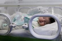 Tios adotam bebé resgatada dos escombros na Síria