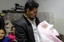 Tios adotam bebé resgatada dos escombros na Síria