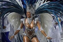 Desfiles de carnaval voltam a animar as ruas do Rio de Janeiro após dois anos de interrupção devido à pandemia.