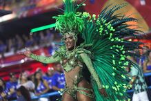 Desfiles de carnaval voltam a animar as ruas do Rio de Janeiro após dois anos de interrupção devido à pandemia.