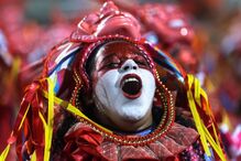 Desfiles de carnaval voltam a animar as ruas do Rio de Janeiro após dois anos de interrupção devido à pandemia.