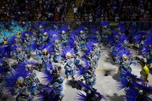 Desfiles de carnaval voltam a animar as ruas do Rio de Janeiro após dois anos de interrupção devido à pandemia.