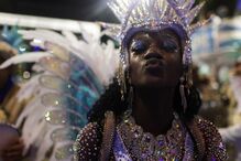 Desfiles de carnaval voltam a animar as ruas do Rio de Janeiro após dois anos de interrupção devido à pandemia.