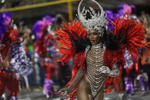 Desfiles de carnaval voltam a animar as ruas do Rio de Janeiro após dois anos de interrupção devido à pandemia.