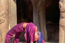 Cuca Roseta pratica ioga na Índia