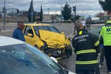 Acidente entre dois carros na Zona Alta de Lisboa 