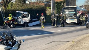 Três feridos em colisão entre autocarro e carrinha no Porto