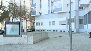Homem tenta matar mulher com 20 facadas em Lisboa. Filhos assistiram a tudo