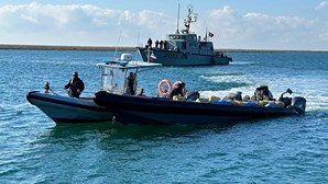 Duas lanchas intercetadas ao largo da costa do Algarve com mais de oito mil quilos de droga