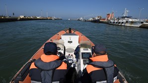 Frio mata oito migrantes a bordo de embarcação ao largo de Itália. Grávida entre as vítimas
