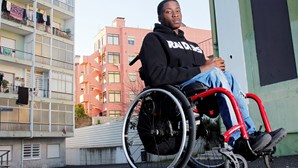 "Não conseguimos pagar a renda": Campeão paralímpico sem casa para morar