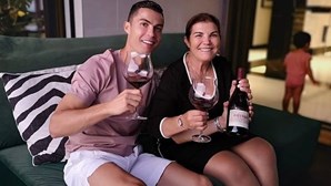 Poucas palavras e uma garrafa de vinho: os parabéns de Dolores Aveiro ao filho