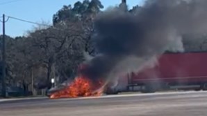 Carro consumido pelas chamas dentro de parque do Santuário de Fátima