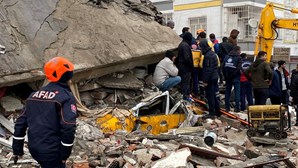 Sobe para 641 o número de mortos no sismo que atingiu a Turquia e Síria