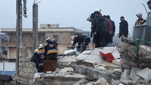 Sismo faz pelo menos 1200 mortos e mais de seis mil feridos na Síria e na Turquia 
