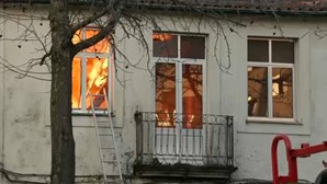 Casa totalmente destruída pelas chamas em Viseu. Fogo alastrou-se a outro prédio