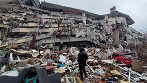 Pior terramoto do século deixa rasto de destruição e morte na Turquia e Síria