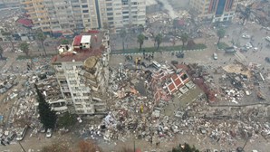 Sobe para 3760 o número de mortos do sismo que abalou a Turquia e a Síria