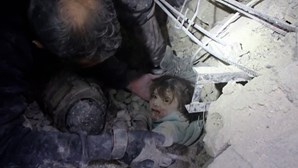Esperança no meio dos escombros: Oito vídeos impressionantes de resgates após sismos na Turquia e na Síria