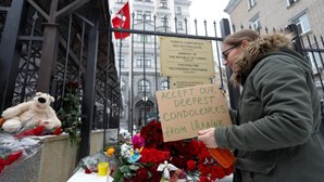 Flores, peluches e velas: Ucranianos prestam homenagem a vítimas dos sismos em frente à embaixada da Turquia em Kiev