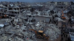 Sobe para 12 mil o número de mortos após sismos na Turquia e na Síria