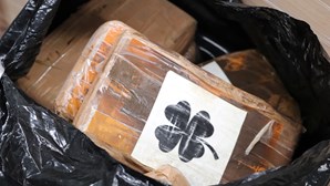 Polícia encontra 3,2 toneladas de cocaína a flutuar no Oceano Pacífico