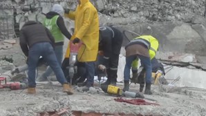 Equipas continuam à procura de sobreviventes nos escombros na Turquia. Veja em direto