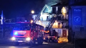 Incêndio destrói prédio no Porto e deixa 13 pessoas desalojadas. Há um ferido