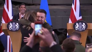 Zelensky aceita abraço de jornalista ucraniana durante conferência de imprensa