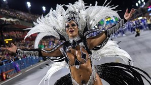 Plumas, lantejoulas, folia e samba no pé: As imagens do carnaval no Brasil