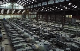 Dezenas de tanques Leopard 1 de fabrico alemão em Tournai, Bélgica