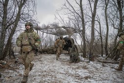 Membros das Forças Armadas da Ucrânia preparam-se para responder a ataque russo perto de Bahmut, na região de Donetsk