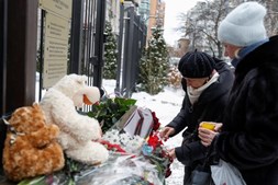 Ucranianos homenageiam as vítimas dos sismos que abalaram a Turquia e a Síria