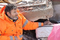 Pai segura a mão da filha nos escombros dos sismos na Turquia