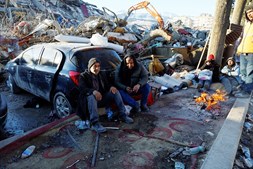 Erdogan ouviu as queixas dos sobreviventes. Três dias após o sismo, a ajuda ainda não chegou a todos os locais afetados e a população desespera. Muitos dormem na rua ou nos carros.