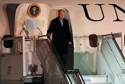Joe Biden aterra na Polónia