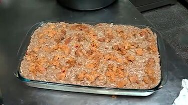 O Chef José Manuel confeciona frango no forno 