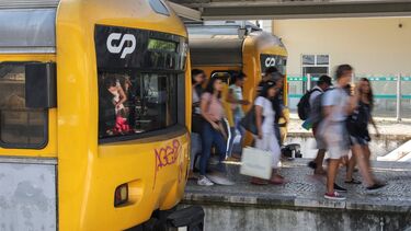 Um morto em atropelamento ferroviário em Queluz na linha de Sintra