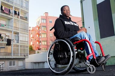 "Não conseguimos pagar a renda": Campeão mundial paralímpico sem casa para morar