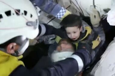 Veja alguns dos resgates mais impressionantes após sismos que abalaram a Turquia e a Síria