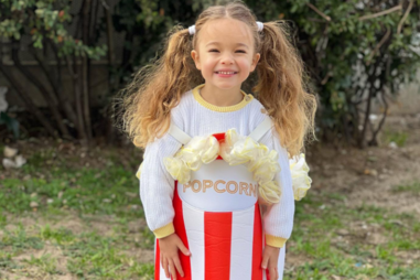 Benedita, a filha de Ana Garcia Martins, mascarou-se de balde de pipocas