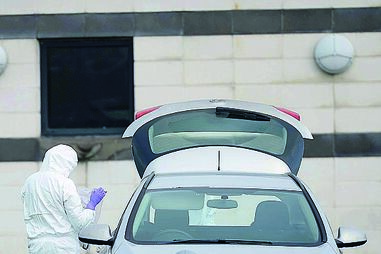 Polícia foi baleado junto ao carro, em frente ao filho